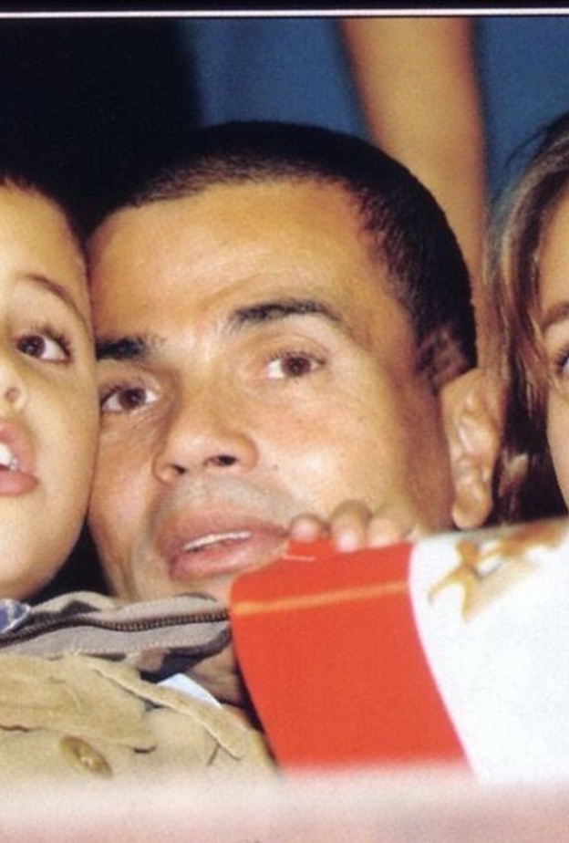 عمرو دياب مع أبنائه