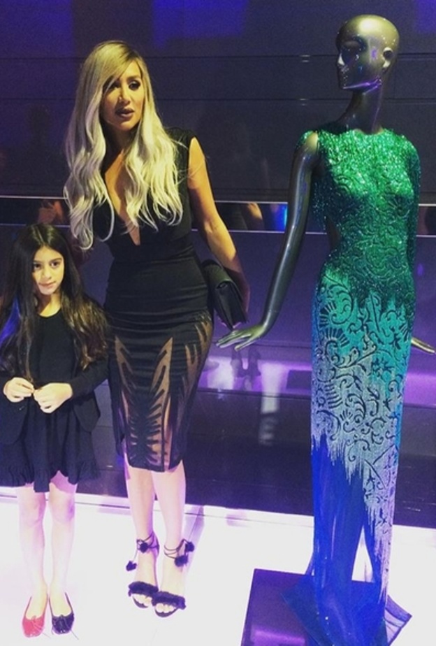 اطلالتان أنيقتان بالأسود لمايا دياب وابنتها