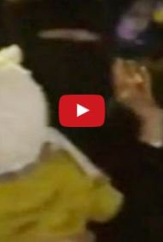 الزوجة وهي تحمل طفلها في الفيديو