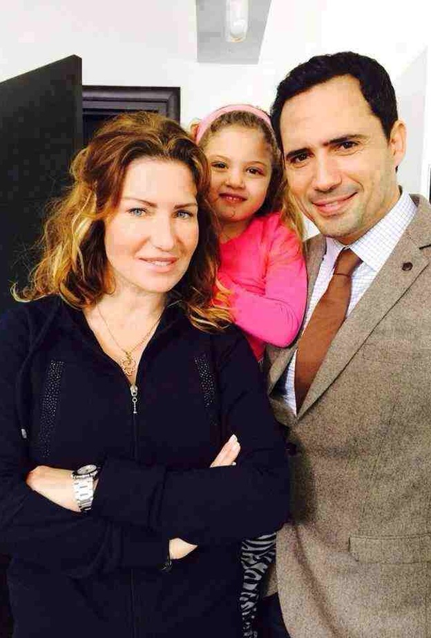 ظافر مع ابنته ياسمين وزوجته