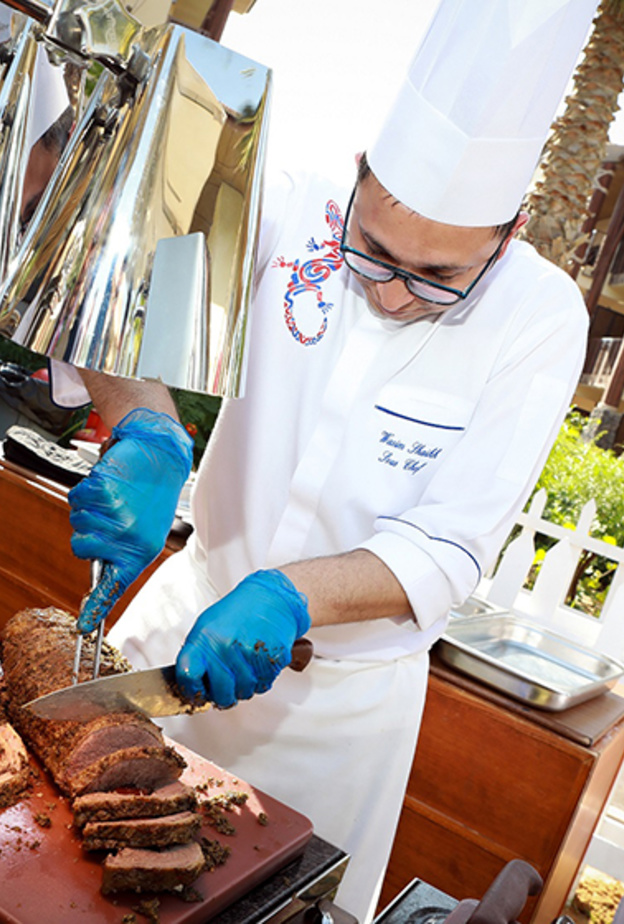 الشواء على الطريقة البولينيزية التقليدية لشعوب جزر المحيط الهادي في فندق لابيتا دبي بارك آند ريزورتس