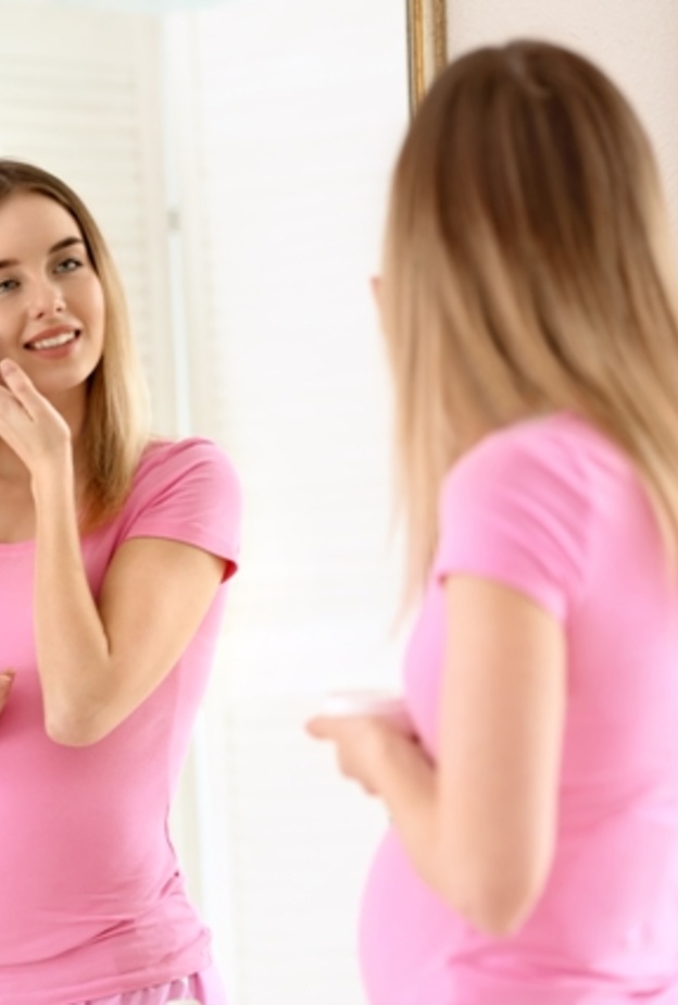 5 خلطات طبيعية من ماء الورد للعناية بجمال الحامل