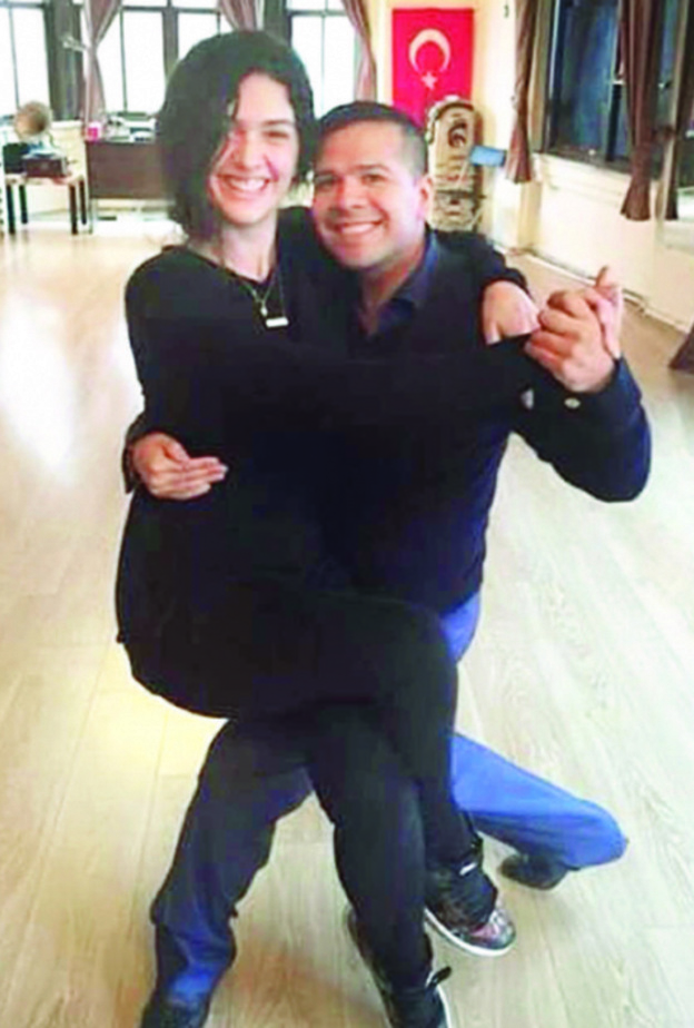 برجوزار كوريل أثناء تلقيها تدريبات رقصة التانغو