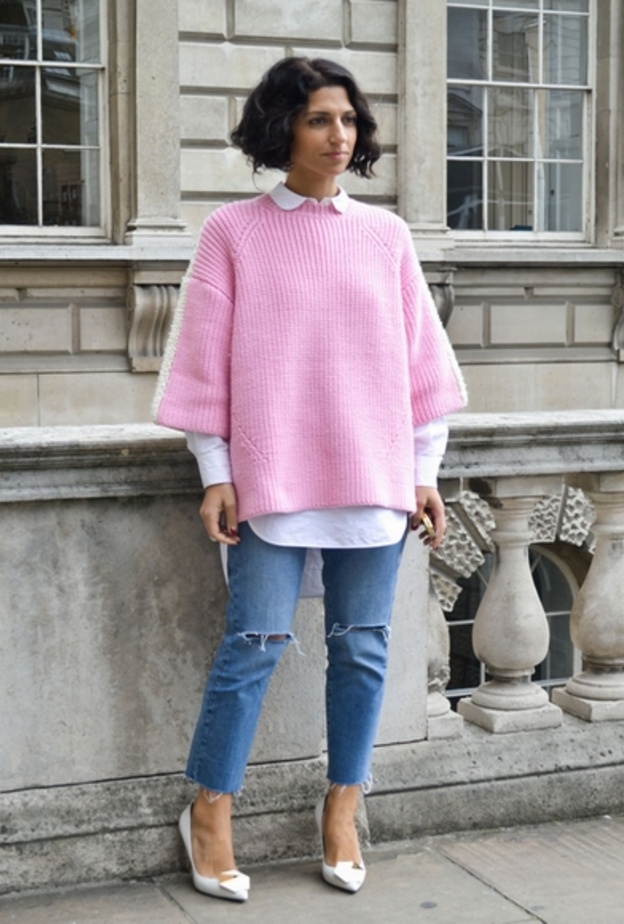 نسقي بين توب باللون الزهر مع سروال الجينز الأزرق