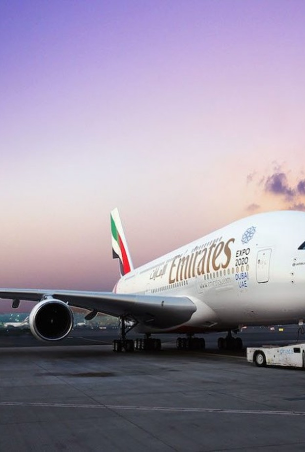 عروض الطيران في الإمارات بمناسبة يوم الحب