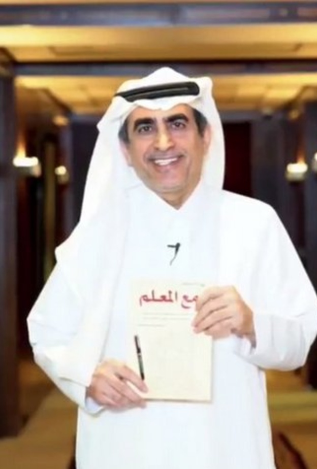 عزام الدخيل مع كتابه 