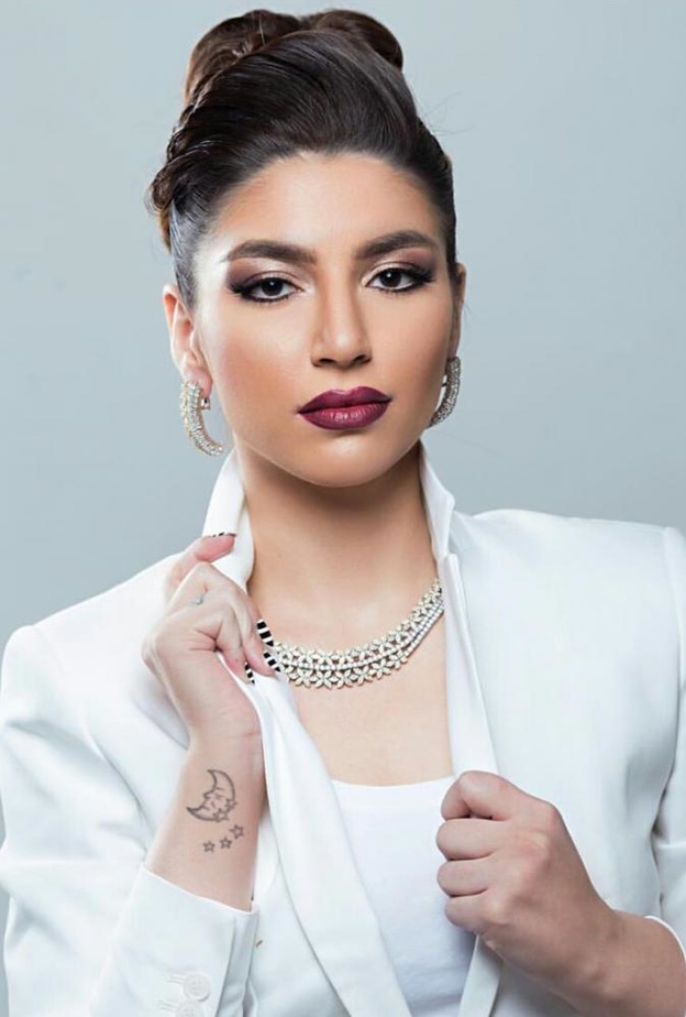 طقم من تصميم منى الحسن