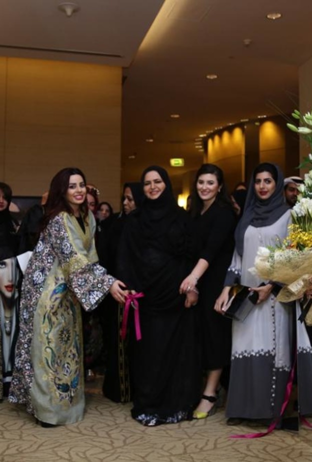 صورة جماعية تجمع الشيخة فاطمة بنت حشر وزينب اسكندر ودلال البحراني مع مجموعة من الرعاة والمشاركين في معرض ألماس بازار