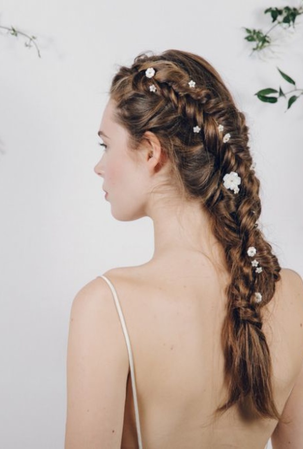 زهور طبيعية صغيرة بين خصلات موديل الصفيرة