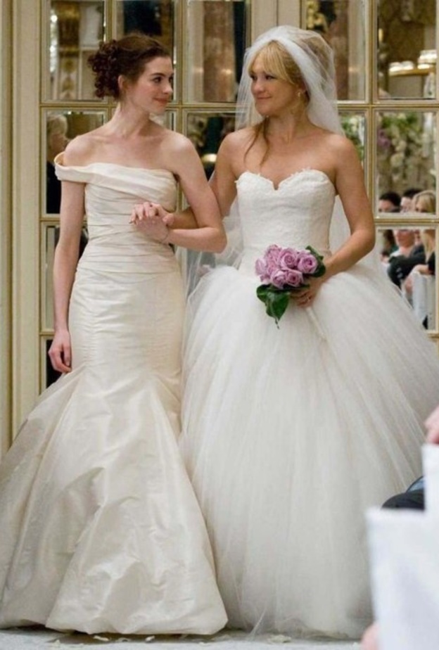 فستاني كايت هادسون وآن هاثاوي في فيلم برايدز وور