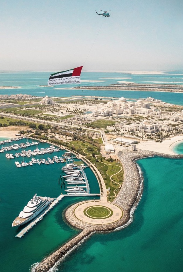 تحليق طائرات عمودية في سماء أبوظبي تحمل رسائل توعوية للوقاية من كورونا