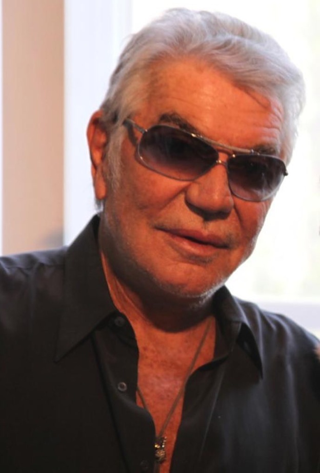 بعد رحلة إبداعية طويلة.. وفاة الإيطالي روبرتو كافالي عملاق تصميم الأزياء