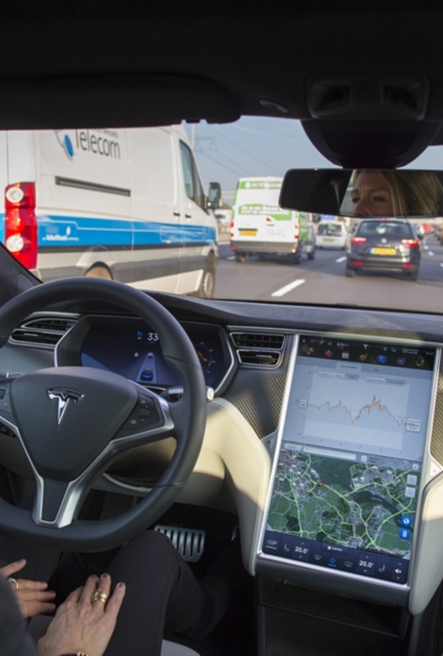 نظام القيادة الآلية في سيارة Tesla Model X كان سبب في حادث مروع