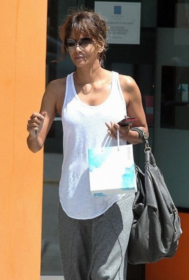 هكذا تقضي النجمة هالي بيري ذات الـ 49 عاما يومها في المنتجع الصحي بملابس كاجوال