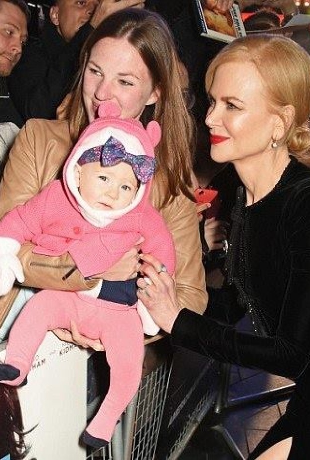 نيكول كيدمان 49 عاما تبدو في غاية الجمال والأناقة، وتلتقط الصور خلال عرض فيلم Lion في لندن