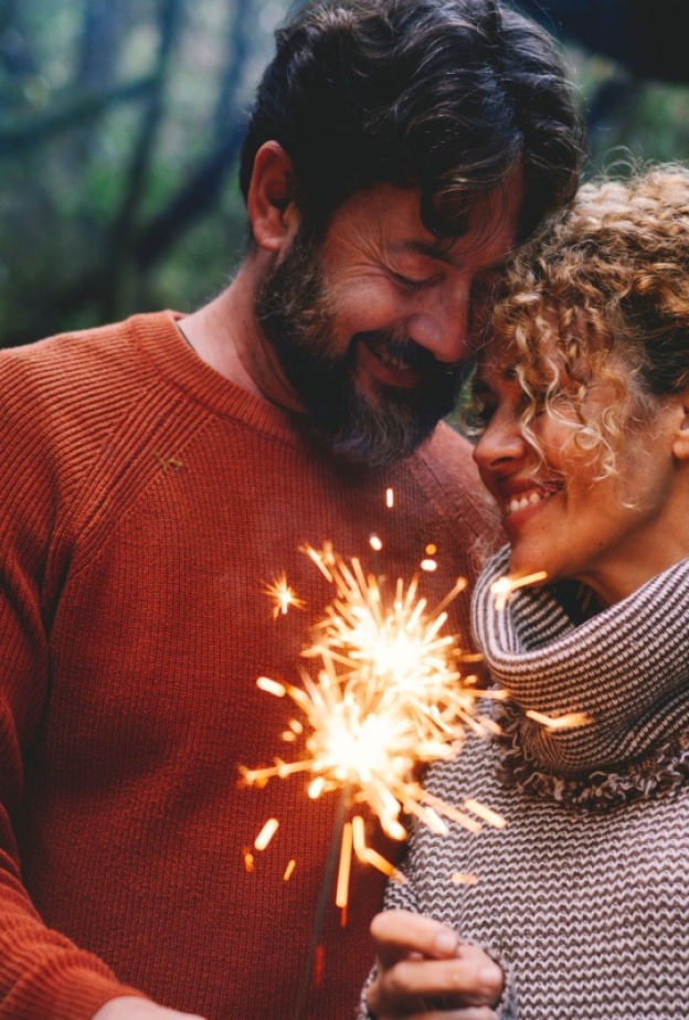 تحويل اللحظات البسيطة بين الزوجين إلى ترق ورفاهية وسعادة ليس بالأمر الصعب