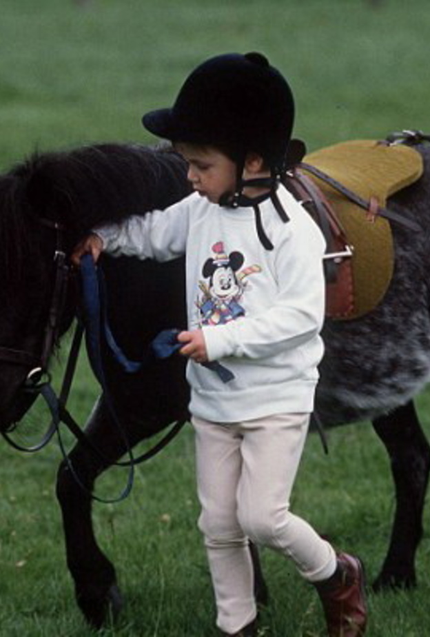 الأمير جورج يقوم بتجربة امتطاء حصان قزم