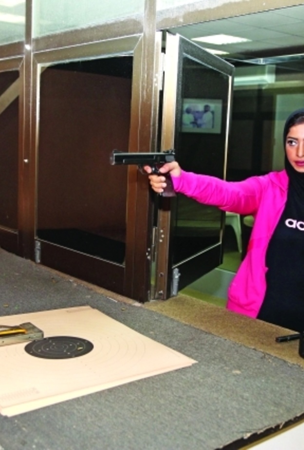 خديجة الطنيجي أول إماراتية تمارس الرماية
