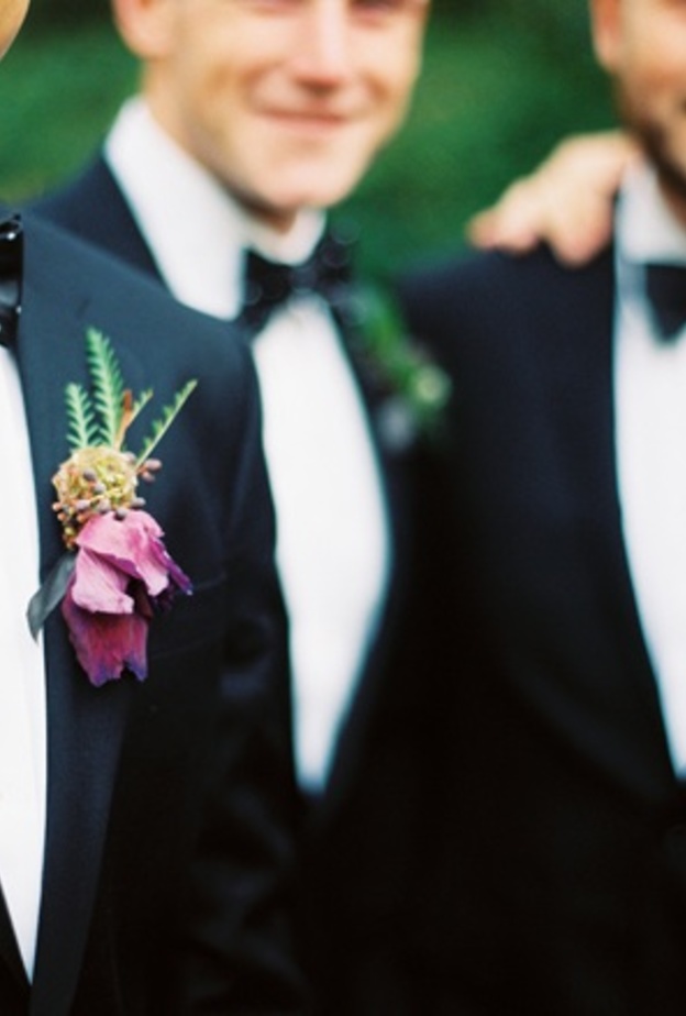 وللعريس.. باقات زهور صغيرة لتكتمل أناقة بدلته