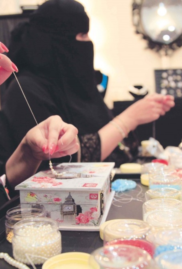 فتيات من الاسر المنتجة