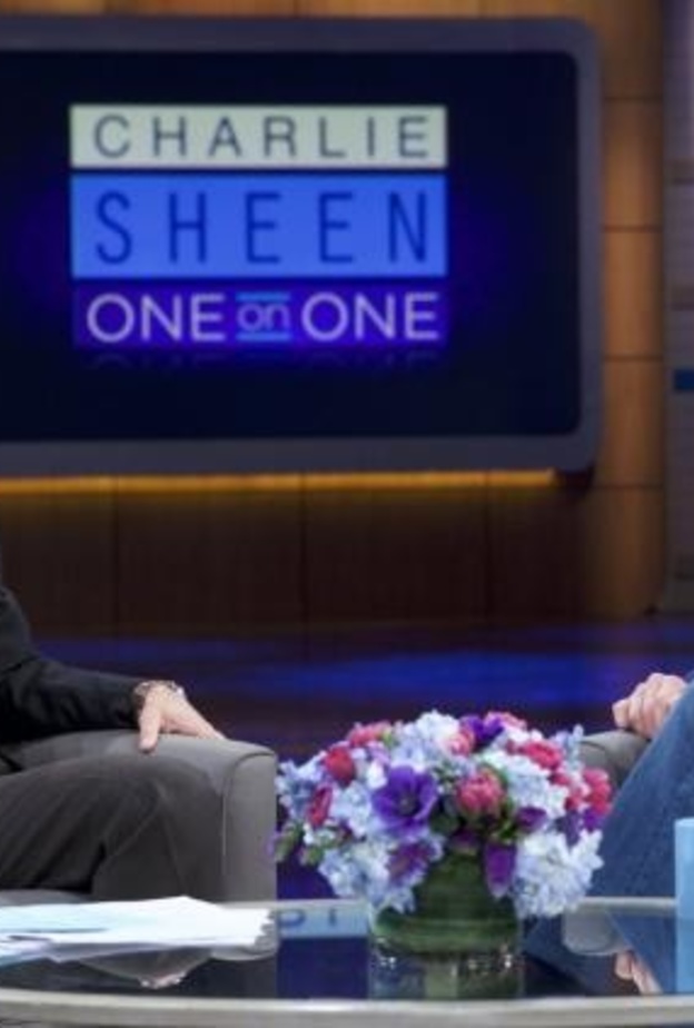 الممثل تشارلي شين أثناء عرض البرنامج