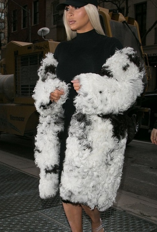 المعطف الكبير و الحذاء البلاستيكي