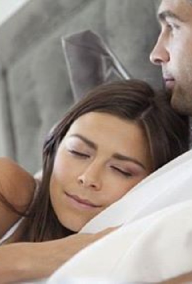 إلى كل زوجين: إحذروا النوم قبالة المرآة