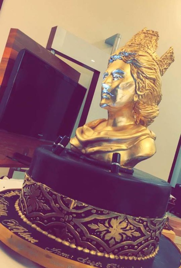 كيكة تحمل راس احلام باللون الذهبي