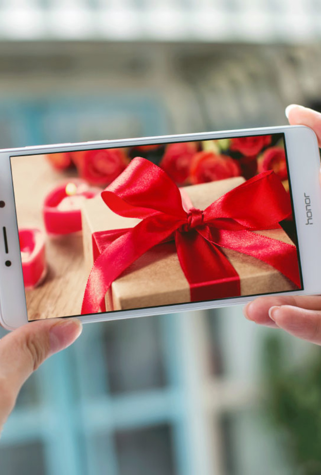 الماء، الهواء، الطعام وهواوي هونر . أساسيات الاستمتاع بعيد الحب  