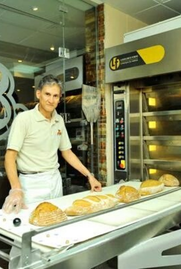 عبدالمحسن في مصنعه 