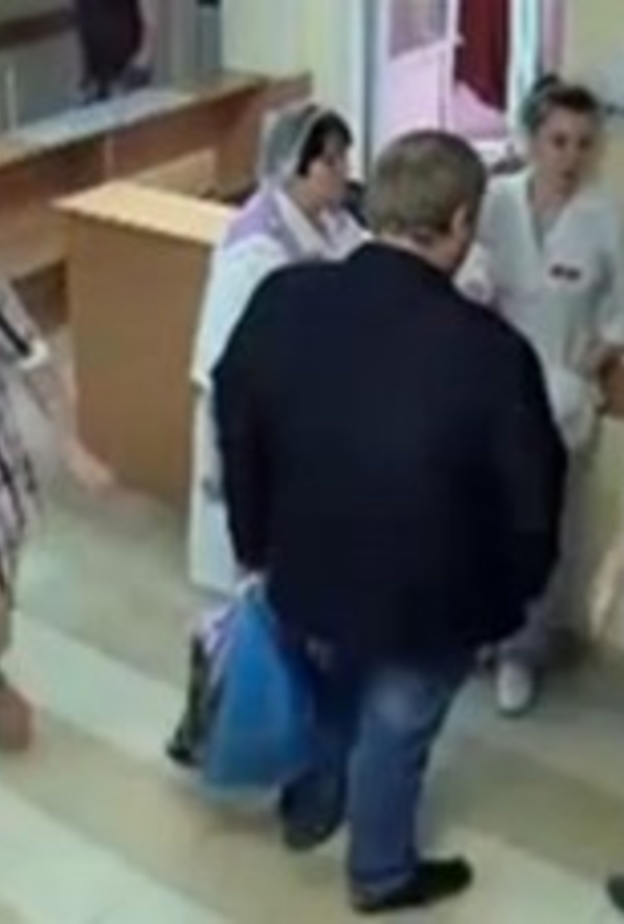 امراة تسرق طفلة من مستشفى امام اعين الاطباء