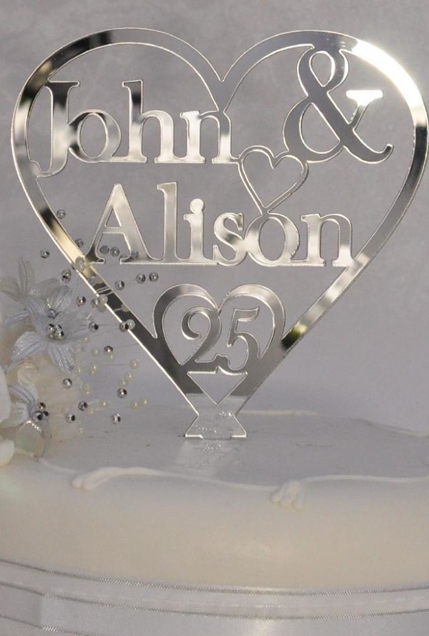 اعتماد اللون الفضي لزينة كيكة الزفاف