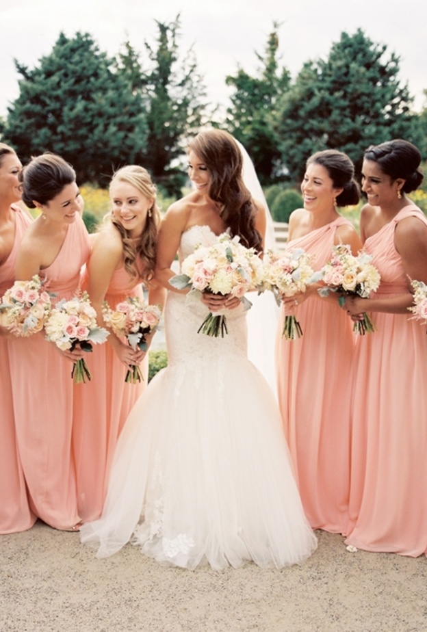 صديقات العروس بفساتين جميلة ومشعة باللون المشمشي