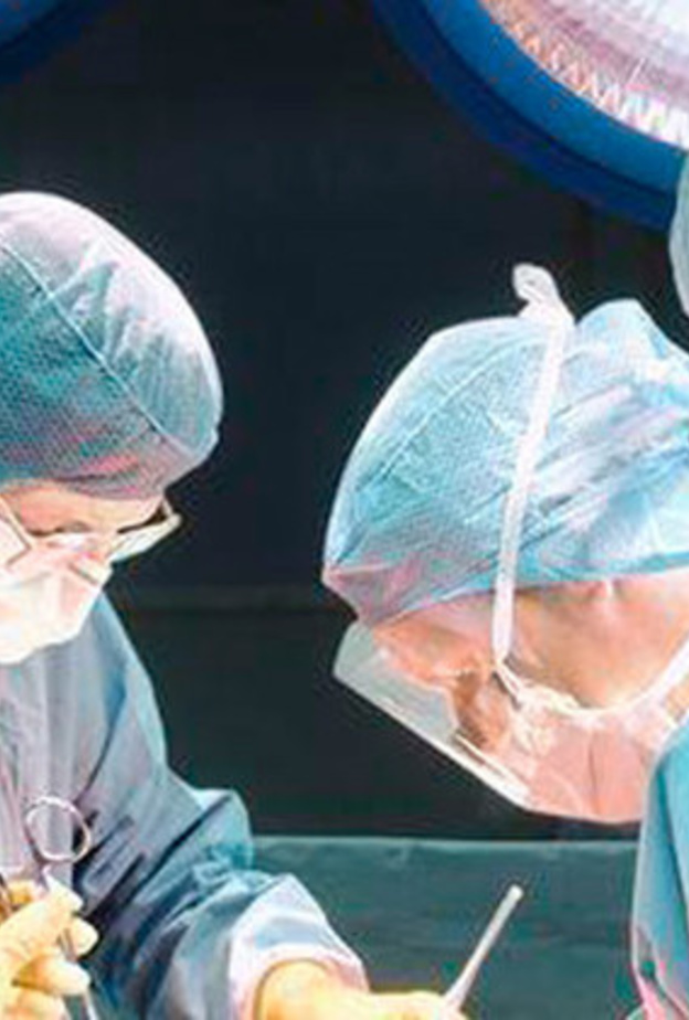 فريق سعودي يجري عملية جراحية دقيقة