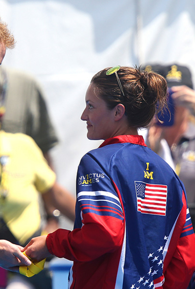 جندية تطلب من الامير هاري أن يتبرع بميداليتها الذهبية 