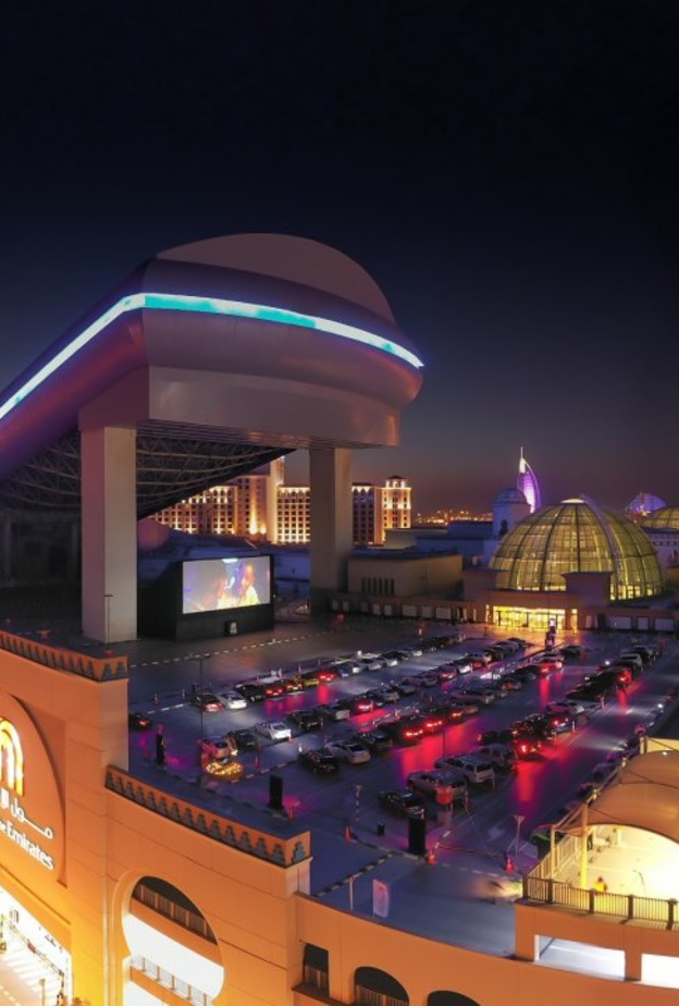 "سينما السيارات" شاشة سينما عملاقة على سطح "مول الإمارات"