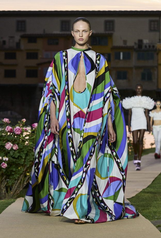 إطلالة بألوان لافتة وباردة منعشة ومريحة للنظر من Pucci