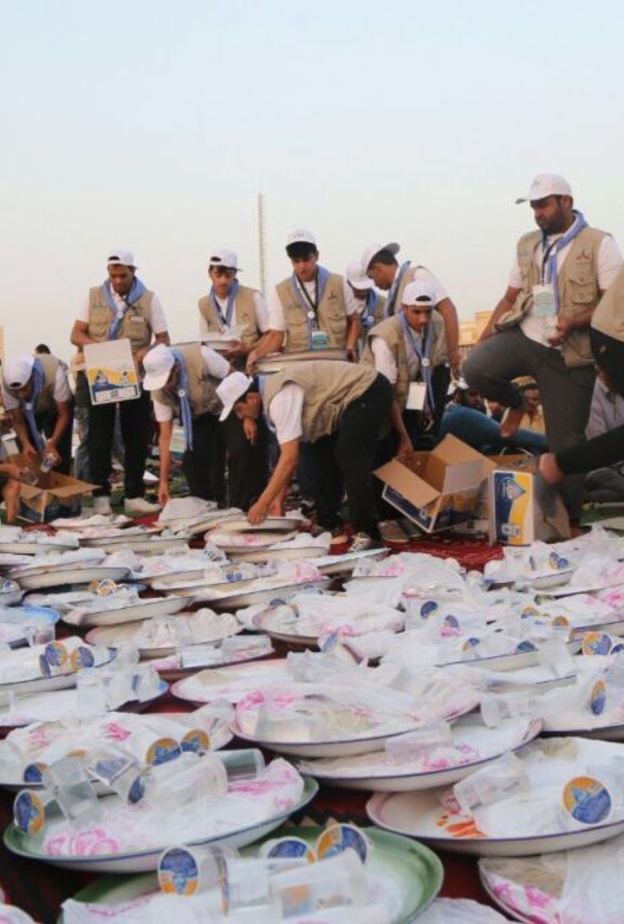 المتطوعين يقومون بتوزيه وجبات الافطار وتجهيزها  