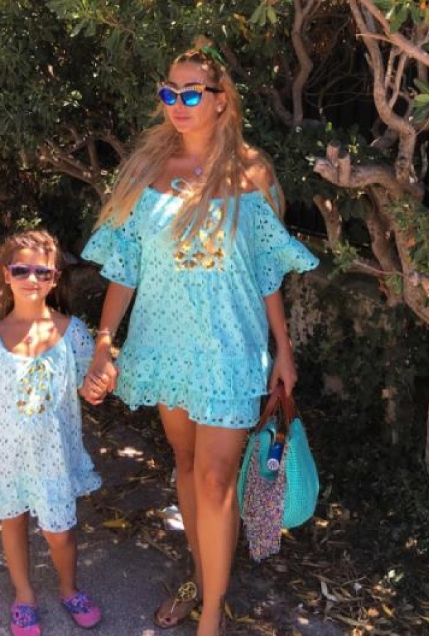 جويل مردينيان مع ابنتها بلبس مماثل خلال عطلتها في فرنسا