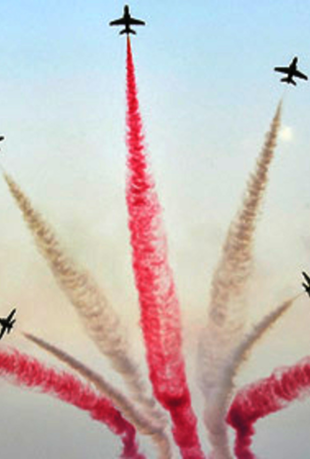 من العروض الجوية في مهرجان الباحة