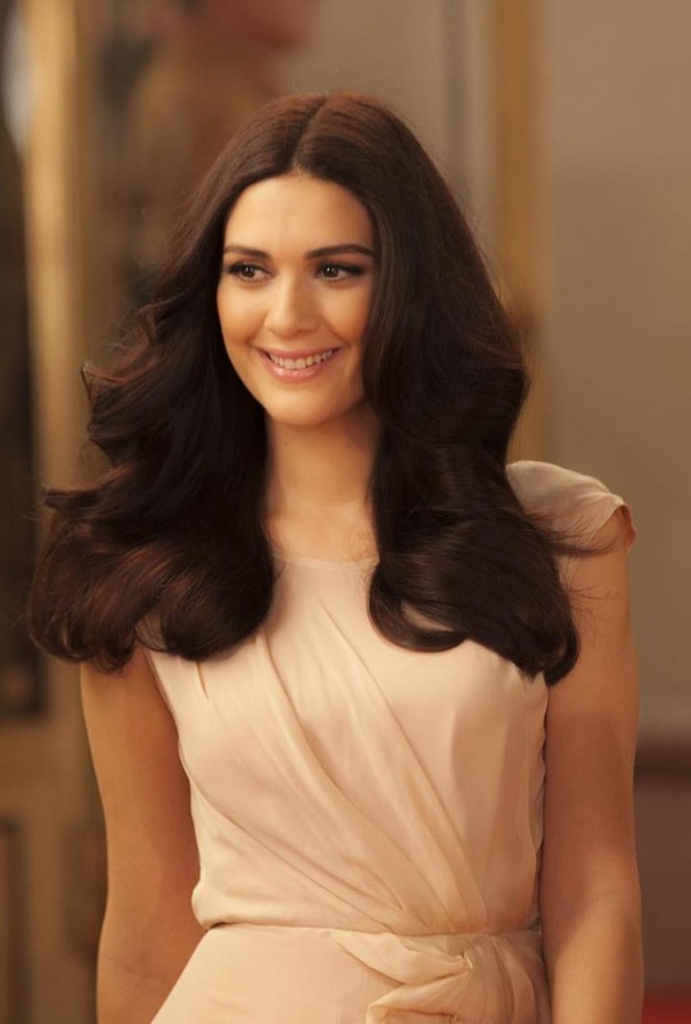 الممثلة التركية برجوزار كوريل