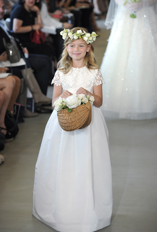 كيفية اختيار فتاة الزهور لزفافك