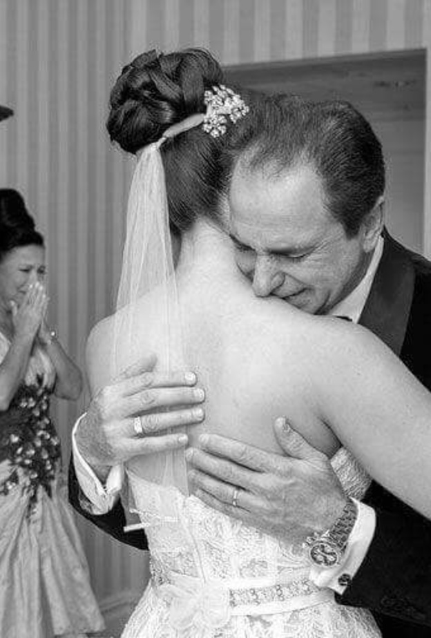 بالصور: والد العروس بين دموع الفرح والحزن