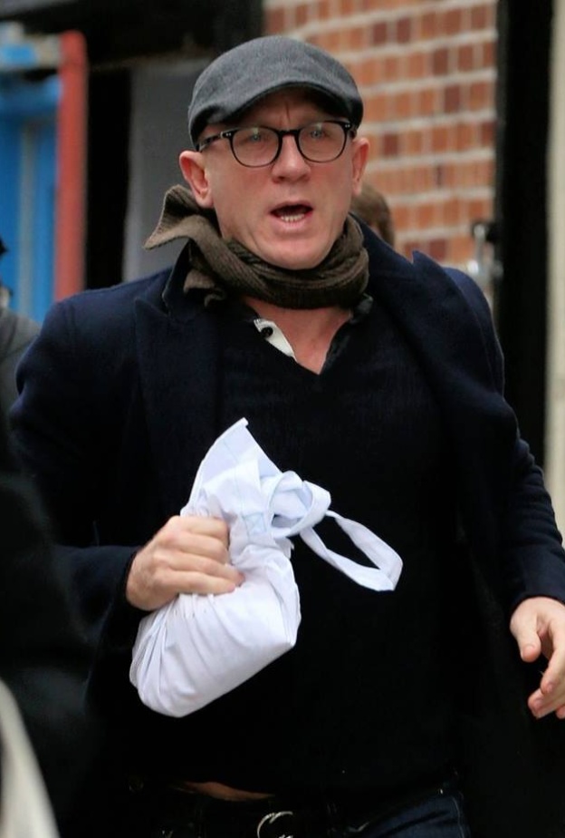 يبدو أن دانيال كريغ لا يملك الوقت الكافي للحاق بعمله .. ويسارع الوقت ليصل على الموعد