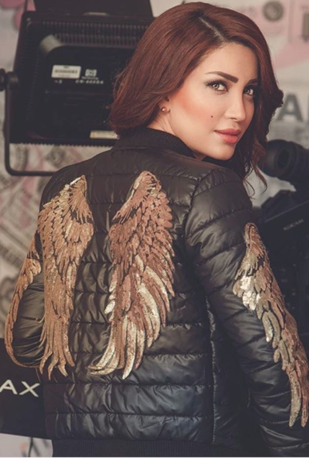 نسرين طافش في سترة جلدية مُزينة بجوانح ذهبية