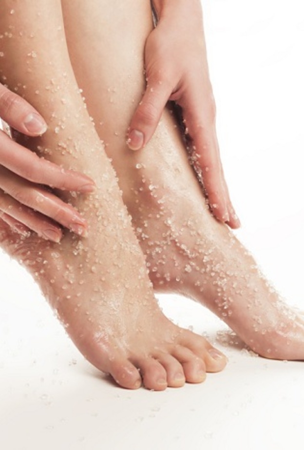 يساعد الملح على ازالة تشققات القدمين