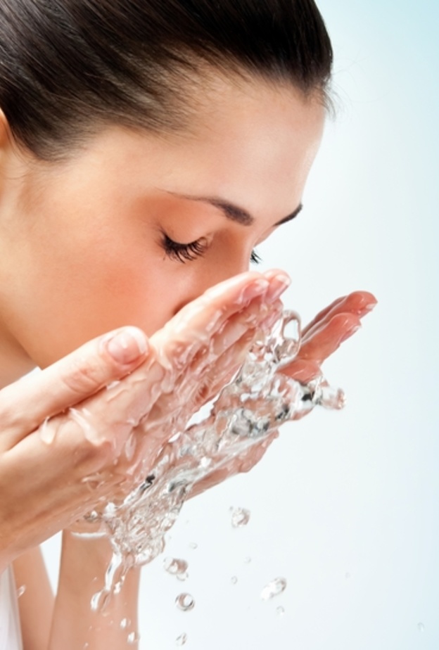 4 طرق لتنظيف بشرتك بعد زفافك المتعب