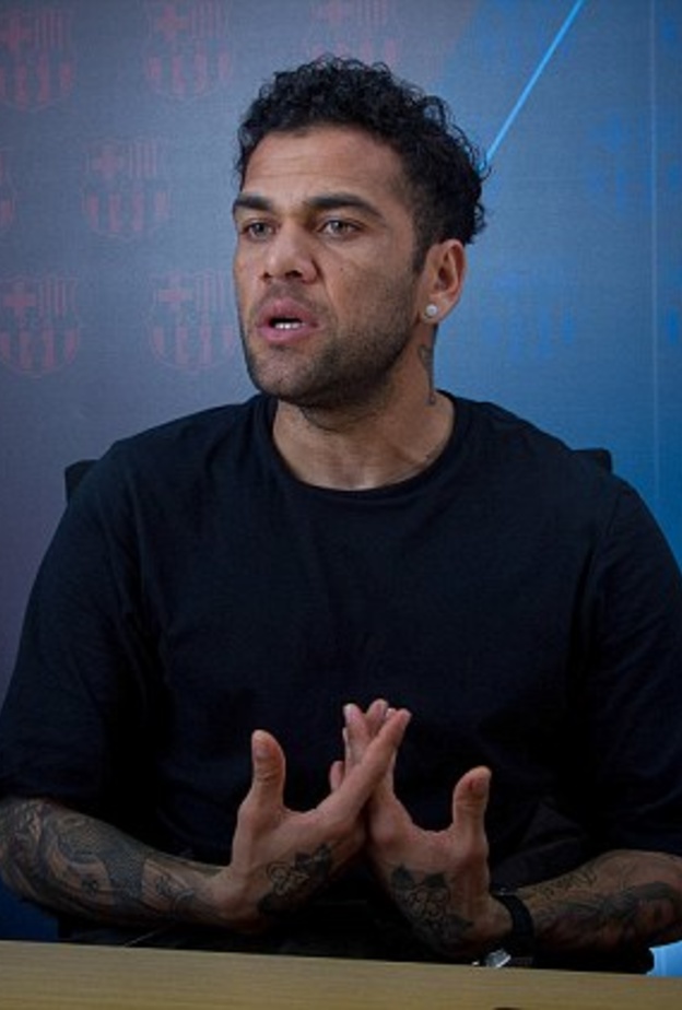 دانييل الفيس يعترف.. ميسي الأفضل