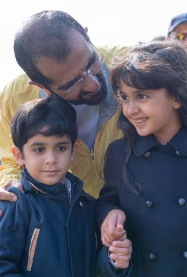 الشيخ محمد بن راشد في صورة جميلة مع أحفاده في وندسور - بريطانيا