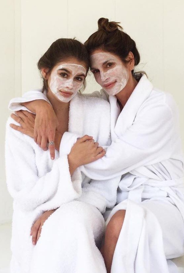 يبدو أنه يوم العناية بالبشرة لعارضة الأزياء سيندي كروفرد وابنتها .. !